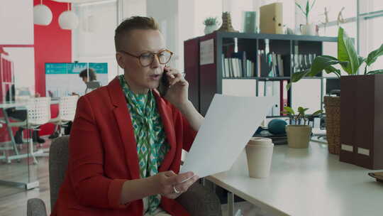 销售经理在广告公司与客户电话交谈