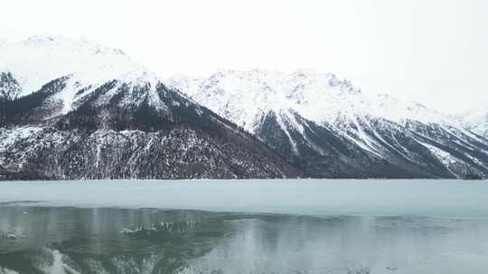 阴天的结冰的然乌湖雪山视频素材模板下载