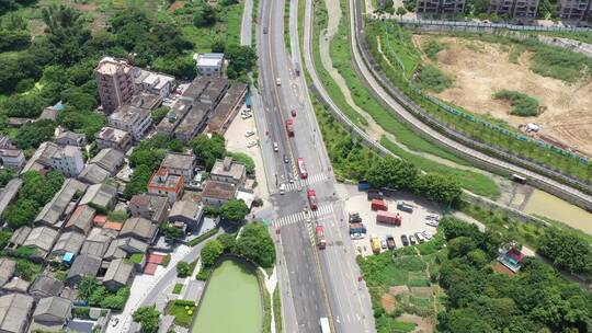 航拍消防车出警在公路上行驶16