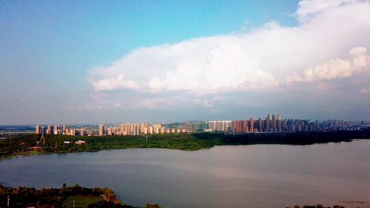 安徽省蚌埠市夏日龙湖积雨云延时