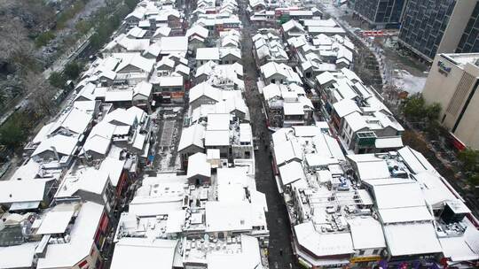 4K济南商业小吃街宽厚里航拍雪景视频