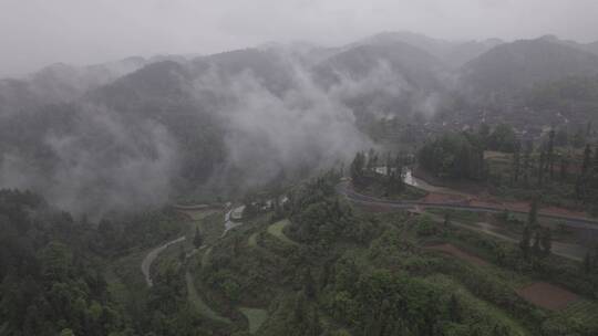 航拍雨中云雾缭绕的湖南十八洞村