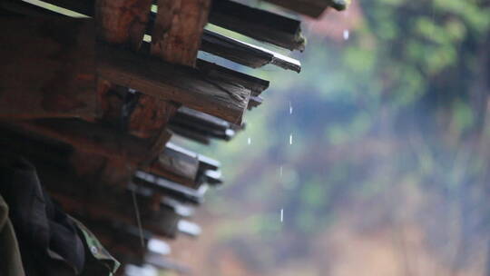 雨水顺着屋檐滴落