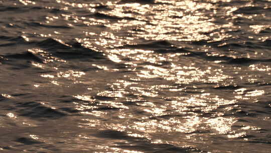 阳光照耀下波光粼粼的海面