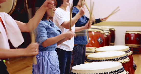 表演、太鼓和乐器小组，练习、演奏和传统的