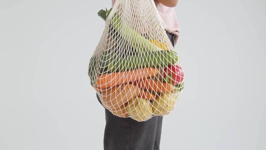 手持一袋蔬菜的女人视频素材模板下载