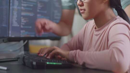 亚洲父亲在创建软件工程师开发应用程序时对女儿大喊大叫的特写镜头