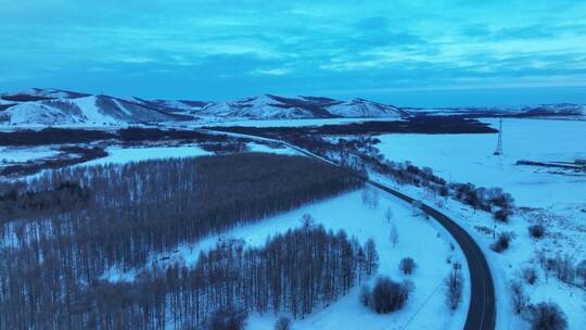 大兴安岭林区冬季晨曦雪景道路运输