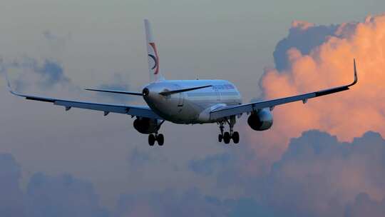 东方航空客机在深圳机场降落