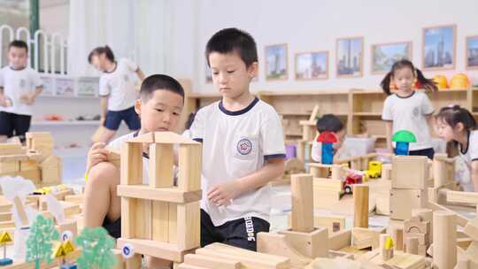 幼儿园老师和小孩欢乐玩耍