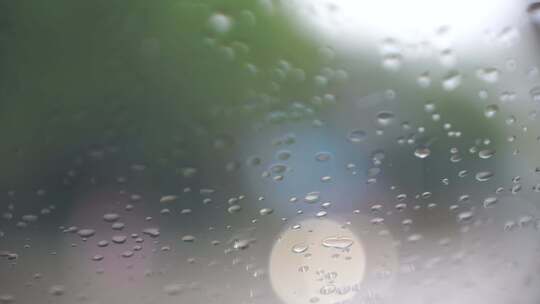 下雨天车窗外街景雨天道路交通车流窗户风景