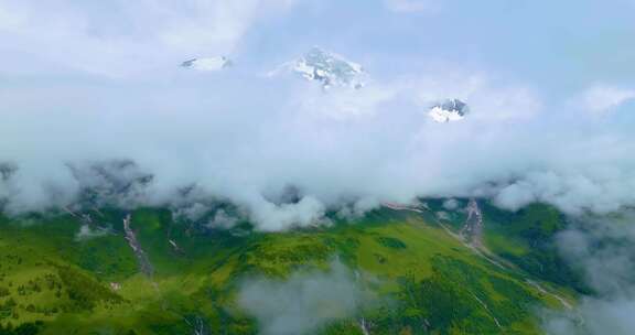 航拍高山草原云雾