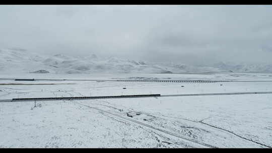 铁路雪原火车行驶冬季冰天雪地