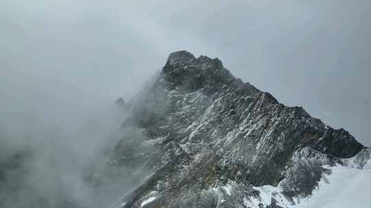 航拍四川甘孜贡嘎山卫峰乌库楚雪山风光