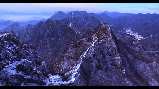 航拍箭扣长城黎明雪景 山峰 多处烽火台 转