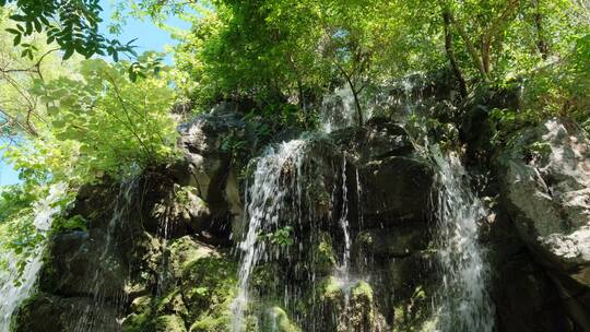 假山流水瀑布泉水小溪高山流水