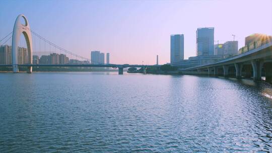 清晨阳光照在广州珠江猎德大桥