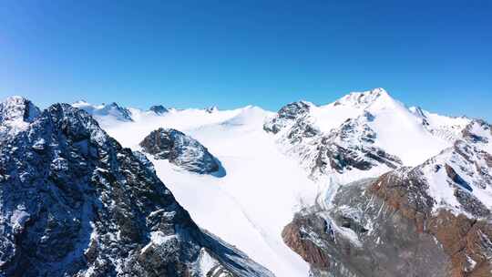 新疆航拍雪山冰川4K自然风光湖泊