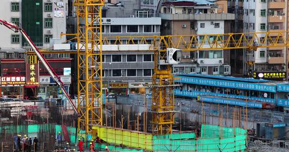 城市中正在进行的建筑施工场景