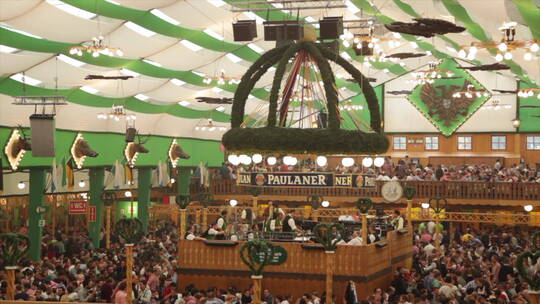 俯拍慕尼黑啤酒节活动现场狂欢的人群视频素材模板下载