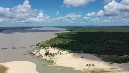 巴西标志性的雨水湖和沙丘。杰里科阿卡拉塞阿拉。