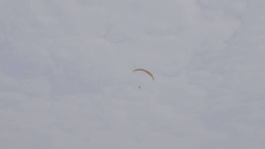 天空滑翔伞飞行