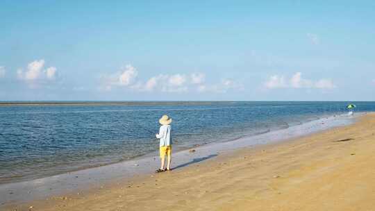 4K拍摄年轻人在海边垂钓