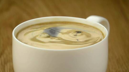 咖啡豆掉进一杯咖啡里