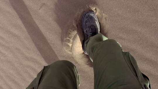 在沙地上行走的脚步视频素材模板下载