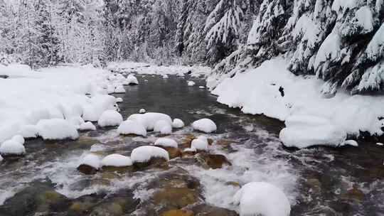 冰雪河流水流