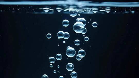 水中上升的气泡特写