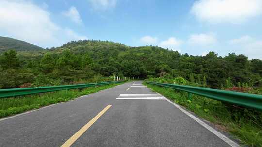 开车行驶在无锡乡村道路上