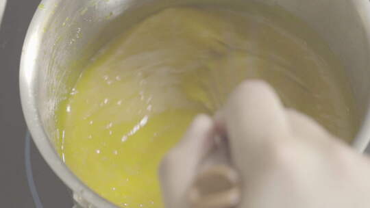 搅拌蛋液面粉