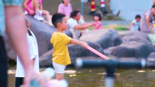 小孩子小朋友玩水玩耍快乐童年无忧无虑天真视频素材模板下载