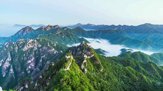 中国北京万里长城夏季日出云海大气磅礴
