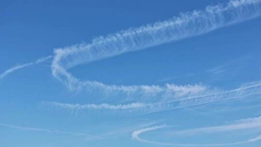 天空流动的线型白云