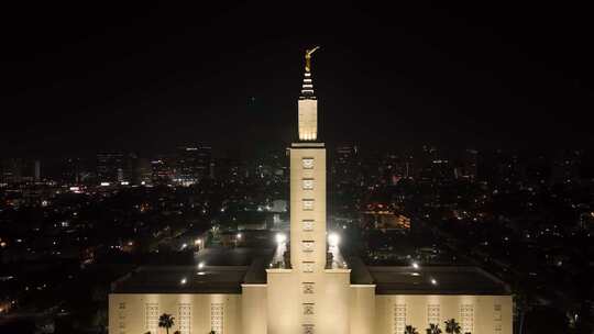 洛杉矶市夜间宗教寺庙的无人机视频