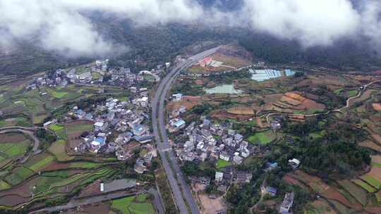 冬日里云雾缭绕的公路  群山 农村 农田