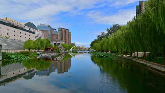 蓝天白云北京亮马河水中倒影风景