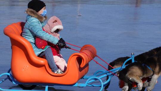北京 冬季湖面结冰冰场冰车视频素材模板下载
