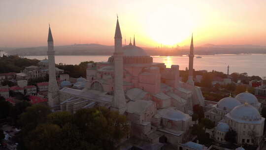 圣索菲亚圣大清真寺（Ayasofya Camii），背景是博斯普鲁斯海峡和城市天际线