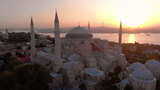 圣索菲亚圣大清真寺（Ayasofya Camii），背景是博斯普鲁斯海峡和城市天际线高清在线视频素材下载
