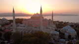 圣索菲亚圣大清真寺（Ayasofya Camii），背景是博斯普鲁斯海峡和城市天际线高清在线视频素材下载