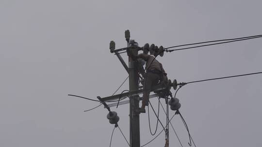 电工电线杆抢修电路修理工雨天安装电线电路视频素材模板下载