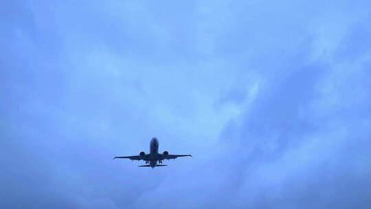 飞机从头顶飞过