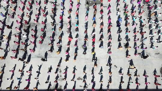 航拍藏族小学生在跳课间操