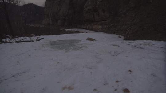 山间结冰湖面冬季景象
