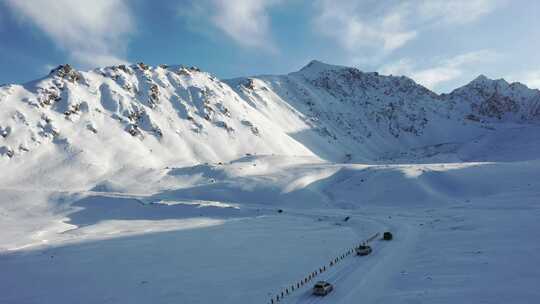 青藏高原达坂山蓝天白云雪景雪山汽车