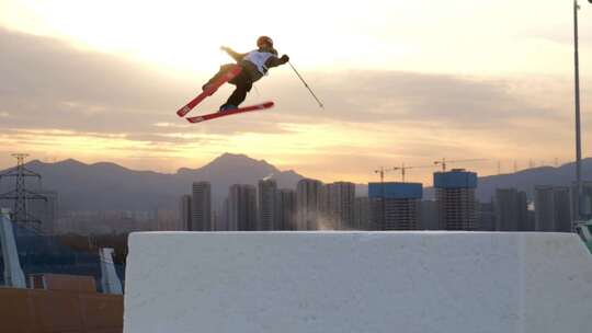夕阳下自由式双板大跳台滑雪升格慢镜头