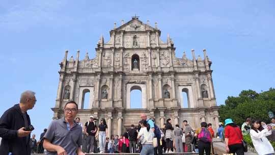 澳门大三巴牌坊前的游客人群拍照旅游人流